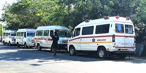 சென்னை: கொரோனாவால் இறந்தவர்களின் உடலை எரியூட்ட வரிசையில் காத்திருக்கும் ஆம்புலன்ஸ்கள்