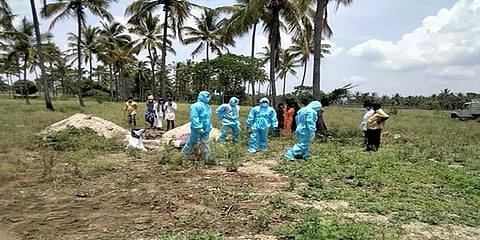 கொரோனாவால் இறந்த முதியவர் - வீட்டிலே கிடந்த உடலை அடக்கம் செய்த தொண்டு நிறுவனத்தினர்