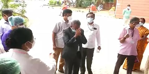 ”நீங்கள்தான் கடவுள்” - செவிலியர்கள் முன்பு தரையில் விழுந்து கண்ணீர் விட்ட டீன்