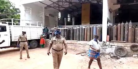 மதுரை: ஆக்சிஜன் உற்பத்தி கூடத்தில் நீண்ட வரிசையில் காத்திருக்கும் ஆம்புலன்ஸ் வாகனங்கள்