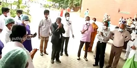 கோவை: செவிலியர்களின் காலில் விழுந்து வணங்கி நன்றி தெரிவித்த மருத்துவமனை முதல்வர்