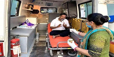 சென்னை அரசு மருத்துவமனையில் ஆம்புலன்ஸிலேயே காத்திருக்கும் கொரோனா நோயாளிகள்