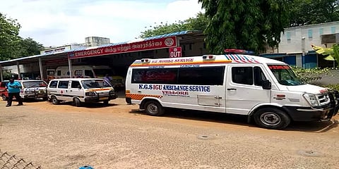 வேலூர்: ஆக்சிஜன் படுக்கை இல்லாமல் நீண்ட நேரம் காத்திருந்து திரும்பிச் சென்ற நோயாளிகள்