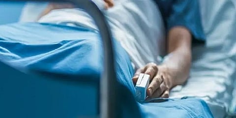 இறப்பதற்கு முன் அம்மாவுக்கு போனில் பாட்டுப் பாடிய மகன்! - டாக்டரின் நெகிழவைக்கும் அனுபவம்