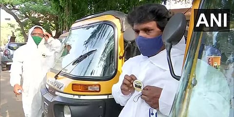 கொரோனா கால மகத்துவர்: ஆட்டோக்களை ஆக்சிஜன் படுக்கையாக மாற்றிய ஓட்டுநர்கள்