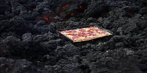 எரிமலையின் தீப்பிழம்பில் தயாராகும் பீட்சா! ஆர்வத்துடன் வாங்கி ருசிக்கும் மக்கள்!