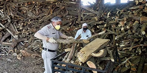 கொரோனா கால மகத்துவர்: தகன மேடையில் பணியாற்றும் காவலர்