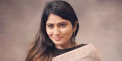 "என்னை திட்டினாலும் பார்த்தவுடன் செல்ஃபி எடுத்துக்கொள்கிறார்கள்!" - ஜூலி சிறப்புப் பேட்டி