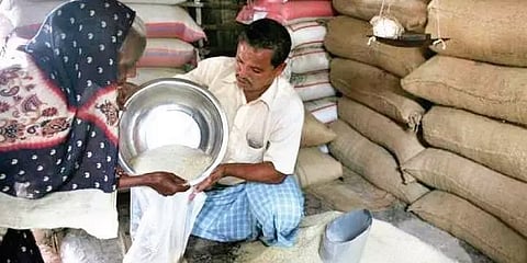 ரேஷனில் 13 வகையான மளிகைப் பொருட்கள் தொகுப்பு இலவசம்? - தமிழக அரசு திட்டம்