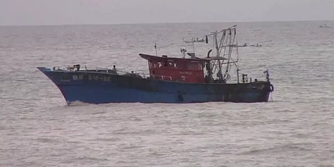 கன்னியாகுமரி: புயல் எச்சரிக்கை எதிரொலி; அவசரமாக கரை திரும்பும் ஆழ்கடல் விசைப்படகுகள்!