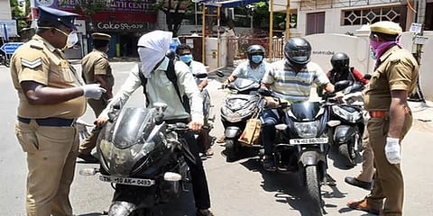 ஊரடங்கு தீவிரம்: தேவையின்றி வெளியே சுற்றுவோருக்கு காவல்துறையினர் அபராதம்