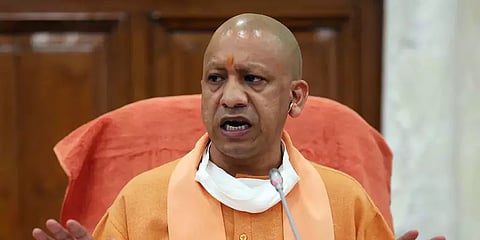 மிரட்டல், நோட்டீஸ், வழக்கு.. கொரோனா நெருக்கடியைச் சமாளிக்க முடியாமல் திணறும் யோகி?