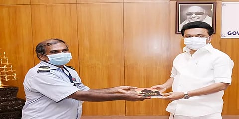 ஊதியத்தை கொரோனா நிவாரணமாக அளித்த காவலாளி: புத்தகம் பரிசளித்த முதல்வர் மு.க.ஸ்டாலின்