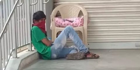 கொரோனா வார்டில் மனைவி... 5 நாள் குழந்தையுடன் வாசலில் காத்துக்கிடக்கும் தெலங்கானா தொழிலாளி!