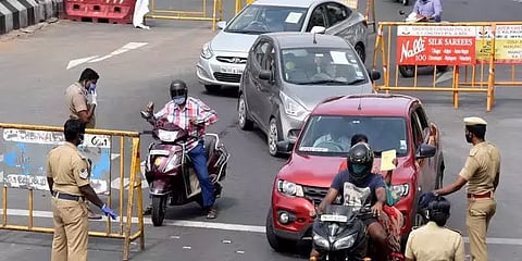 ஊரடங்கு நேரத்தில் பழைய திருமண அழைப்பிதழ்களை காட்டி தப்பிக்க முயற்சி செய்யும் நபர்கள்!