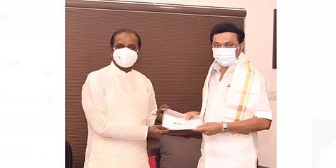 கொரோனா பேரிடர்: முதல்வரிடம் ரூ.5 லட்சம் நிவாரண நிதி அளித்த வைரமுத்து!