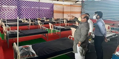 தனது வீட்டை 50 படுக்கைகள் கொண்ட கொரோனா பராமரிப்பு மையமாக மாற்றிய கர்நாடக அமைச்சர்