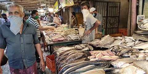 மதுரை: நாளை தளர்வுகள் இன்றி முழு முடக்கம்; இறைச்சிக் கடைகளில் இன்று அலைமோதிய கூட்டம்