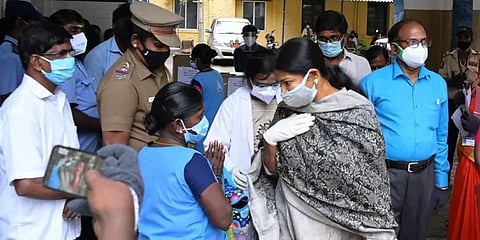 தூத்துக்குடி அரசு மருத்துவமனையில் கொரோனா சிகிச்சை பணிகளை ஆய்வு செய்த கனிமொழி