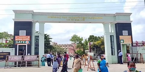 மரத்தடியில் காத்திருப்பு; சுகாதார சீர்கேடு - செங்கல்பட்டு அரசு மருத்துவமனையின் அவலநிலை