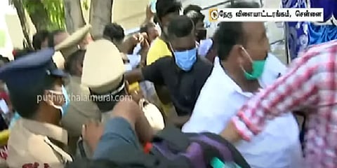 நேரு உள்விளையாட்டு அரங்கு கவுன்டர்களில் ரெம்டெசிவிர் கிடைக்காததால் மக்கள் சாலை மறியல்