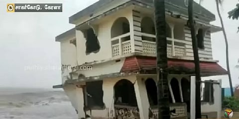 கேரளா: புயலின் காரணமாக இடிந்து விழும் மாடி வீடு - வெளியான வீடியோ பதிவு
