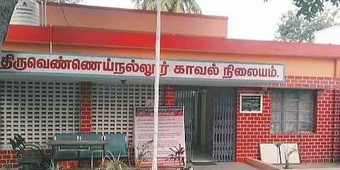 விழுப்புரம்: இரு பிரிவினரிடையே மோதல்: போலீஸ் ஸ்டேஷன் முற்றுகை; 50 பேர் மீது வழக்கு