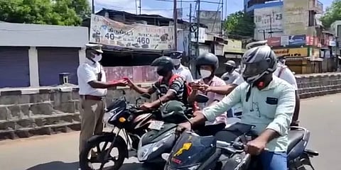 மதுரை: ஊரடங்கை மீறி வெளியேவருபவர்களுக்கு ரோஜாப்பூ கொடுத்து போலீஸார் அறிவுரை