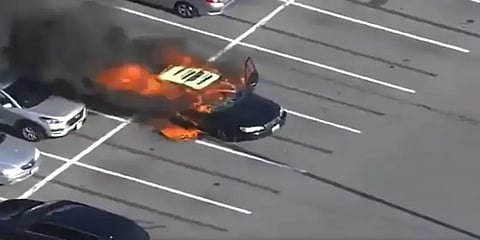 புகைத்துக்கொண்டே கிருமிநாசினியை பயன்படுத்திய ஓட்டுநர் -வாகனம் பற்றி எரிந்ததால் பரபரப்பு