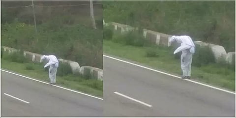 மகாராஷ்டிரா: கொரோனாவால் இறந்த தாயை தோளில் தூக்கிக்கொண்டு இடுகாட்டிற்கு சென்ற மகன்