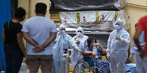 மகாராஷ்டிரா, டெல்லியில் குறையும் கொரோனா பாதிப்பு - சாத்தியமானது எப்படி?