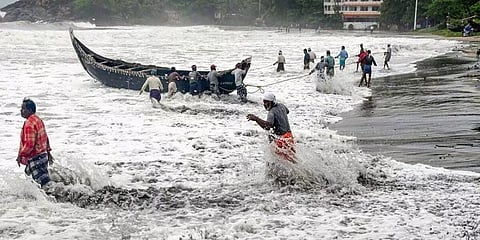 குஜராத்தில் இன்றிரவு கரையைக் கடக்கிறது அதி தீவிர புயலான டவ்-தே