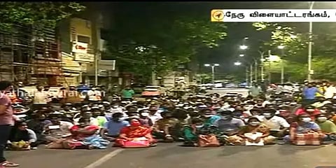 நேரு விளையாட்டரங்கில் ரெம்டெசிவிர் வாங்க காத்திருந்தவர்கள் இரவில் தர்ணா போராட்டம்