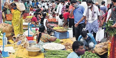 அத்தியாவசியப் பொருட்கள் வாங்க கடைகளில் குவிந்த மக்கள்