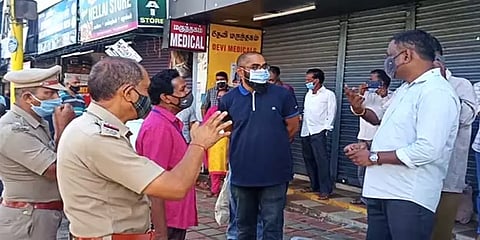 உரிமம் இல்லை எனக்கூறி மருந்துக் கடைக்கு சீல்வைத்த அதிகாரிகளை கண்டித்து கடையடைப்பு