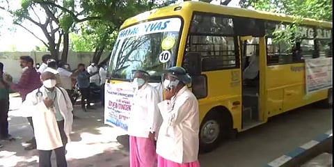 அரசு மருத்துவமனைக்கு ஆக்சிஜன் வசதியுடன் கூடிய பள்ளிப் பேருந்தை வழங்கிய நிர்வாகம்