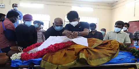 கொரோனாவால் உயிரிழந்த இயக்குநர் அருண்ராஜா காமராஜின் மனைவி உடலுக்கு உதயநிதி அஞ்சலி!