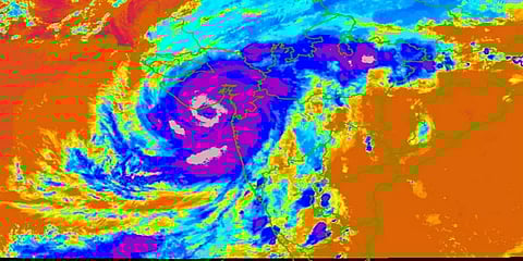 கரையைக் கடக்க தொடங்கியது டவ்-தே புயல் - முன்னெச்சரிக்கை தீவிரம்