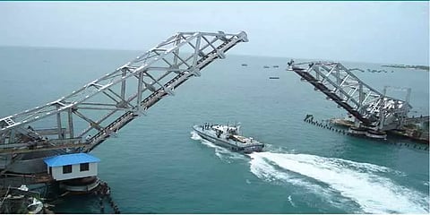 ராமேஸ்வரம்: திறக்கப்பட்ட பாம்பன் ரயில்வே தூக்குப் பாலம் - கடந்து சென்ற கப்பல்கள்..!