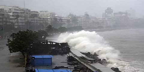 மும்பையை துவம்சம் செய்த டவ்-தே புயல்: புகைப்பட தொகுப்பு