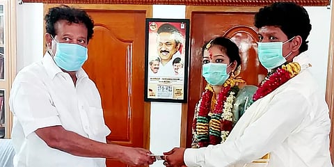 திருமணக் கோலத்தில் அமைச்சர் பொன்முடியிடம் கொரோனா நிவாரணம் வழங்கிய தம்பதியர்!