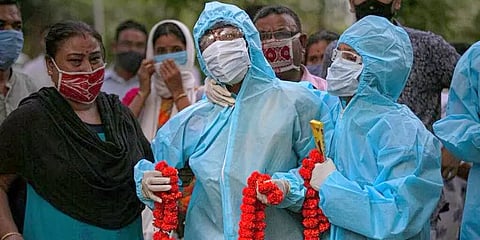 கொரோனாவுக்கு இந்தியாவில் ஒரே நாளில் 50 மருத்துவர்கள் உயிரிழப்பு!