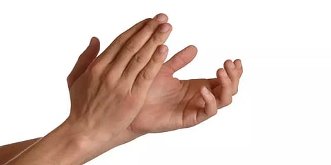 கையை தட்டினால் உடலுக்கு ஆக்சிஜன் கிடைக்குமா? - எச்சரிக்கும் மருத்துவர்கள்