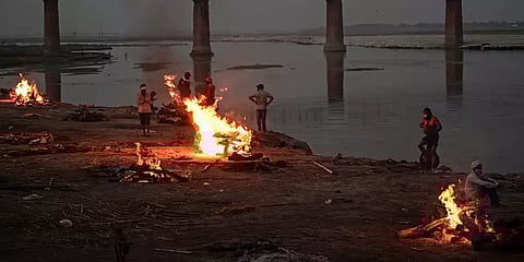 கங்கையில் மிதந்து வந்த மனித உடல்களை பெட்ரோல் ஊற்றி எரித்த 5 காவலர்கள் சஸ்பெண்ட்