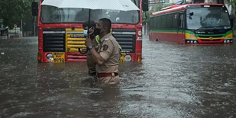 குஜராத்தை புரட்டி போட்ட டவ் தே புயலுக்கு 13 பேர் உயிரிழப்பு; 16,000 வீடுகள் சேதம்