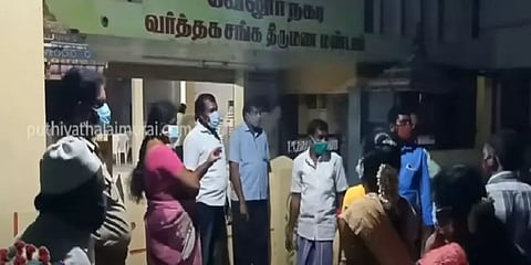 கொரோனா விதிகளை மீறி மண்டபத்தில் திருமணம் - சீல் வைத்து அதிகாரிகள் நடவடிக்கை