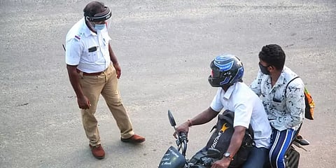 சென்னை: வாகன சோதனையை தீவிரப்படுத்திய காவல்துறையினர்; இ-பதிவு செய்யாவிடில் அனுமதி மறுப்பு