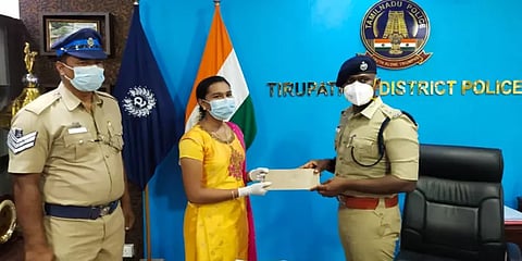 அரசின் உதவித்தொகையை முதல்வர் நிவாரண நிதிக்கு அளித்த மாணவி!