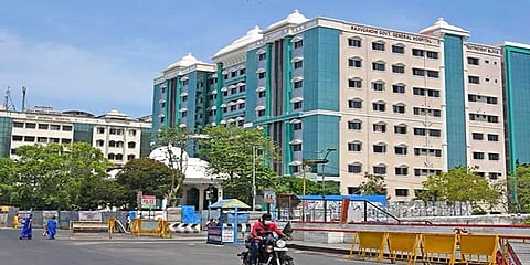 சென்னை ராஜீவ் காந்தி அரசு மருத்துவமனை: நிரம்பிய படுக்கைகள்; காத்திருக்கும் ஆம்புலன்ஸ்கள்!