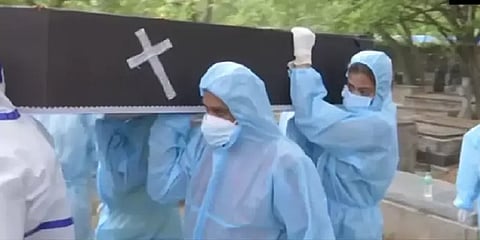 கர்நாடகா: கொரோனாவால் இறப்போர் சடலங்களை அடக்கம் செய்யும் இரு இளம் பெண்கள்!